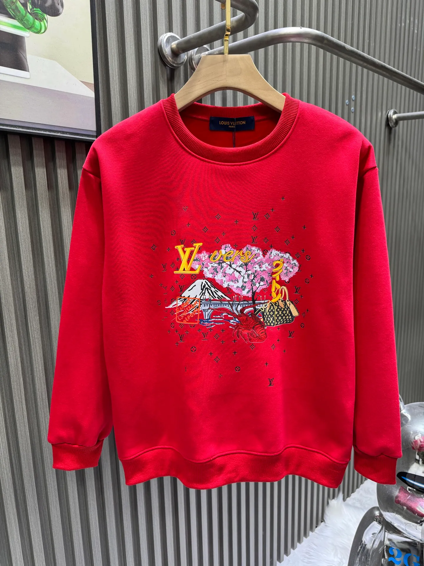 🅿️250 Louis Vuitton Louis Vuitton* Louis Vuitton 25 autumn and winter new year new fun printed round neck sweatshirt 400g pure cotton ➕ silver fox velvet loose fit. Made of 400g pure cotton terry fabric with good texture. Soft and not easy to wrinkle. Thin and moderate thickness. Very suitable for spring and light autumn. The os version has a lazy and loose feel. The printing process uses a variety of printing colors to depict the vibrant scenery. It shows the interesting fusion of Japanese traditional culture and brand elements. The low-key Monogram print under the pattern adds a delicate texture, declaring the brand’s design philosophy that has been inherited for many years. Its eye-catching effect is no less than any classic style, perfectly presenting the sense of fashion, high-end and luxury. Versatile style